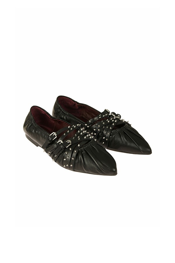 Calzature ballerina in pelle con dettagli di fibbie e borchie suola in gomma interno in pelle