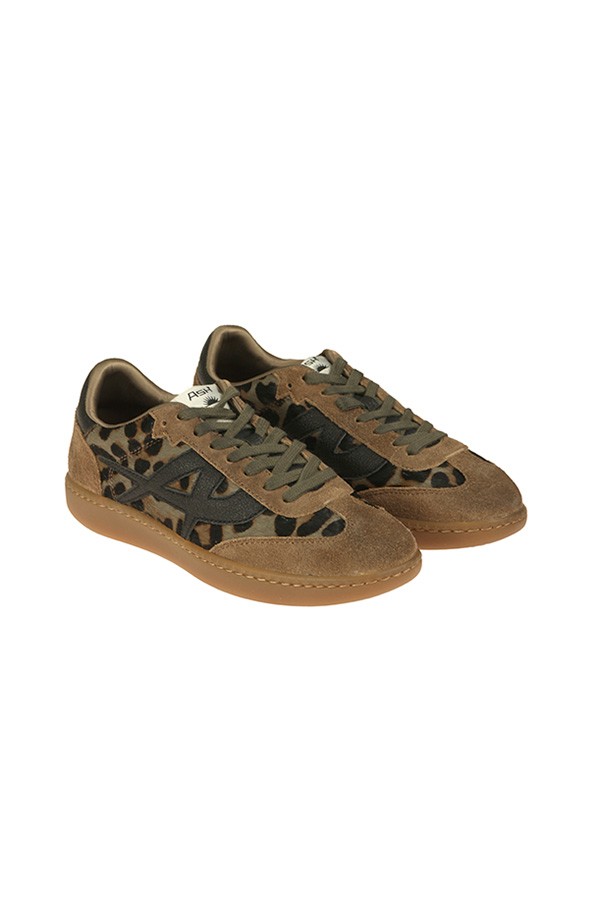 Calzature sneaker realizzato in camoscio con dettagli animalier in cavallino fondo gomma