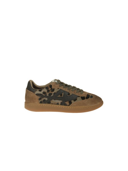 Calzature sneaker realizzato in camoscio con dettagli animalier in cavallino fondo gomma