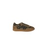 Calzature sneaker realizzato in camoscio con dettagli animalier in cavallino fondo gomma