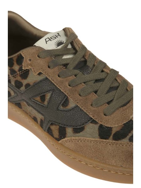 Calzature sneaker realizzato in camoscio con dettagli animalier in cavallino fondo gomma