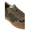 Calzature sneaker realizzato in camoscio con dettagli animalier in cavallino fondo gomma