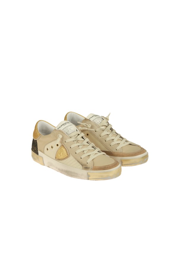 Calzature sneaker realizzata in pelle con dettagli in suede scudo oro suola in gomma plantare rimovibile