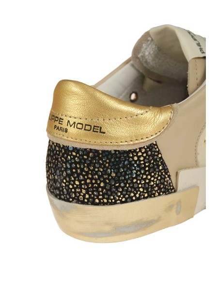 Calzature sneaker realizzata in pelle con dettagli in suede scudo oro suola in gomma plantare rimovibile