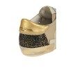 Calzature sneaker realizzata in pelle con dettagli in suede scudo oro suola in gomma plantare rimovibile