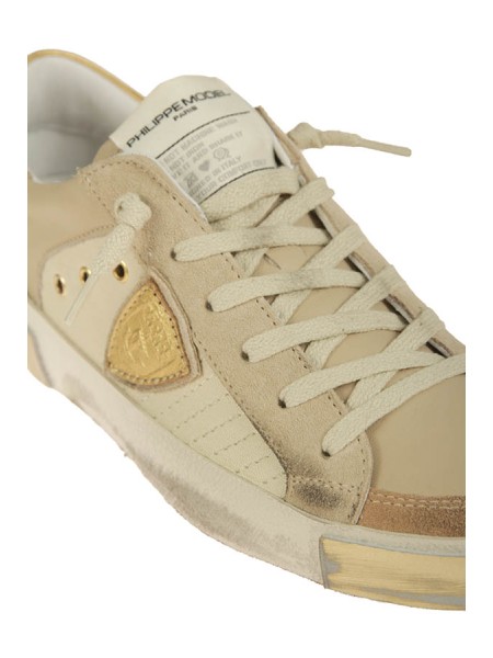 Calzature sneaker realizzata in pelle con dettagli in suede scudo oro suola in gomma plantare rimovibile