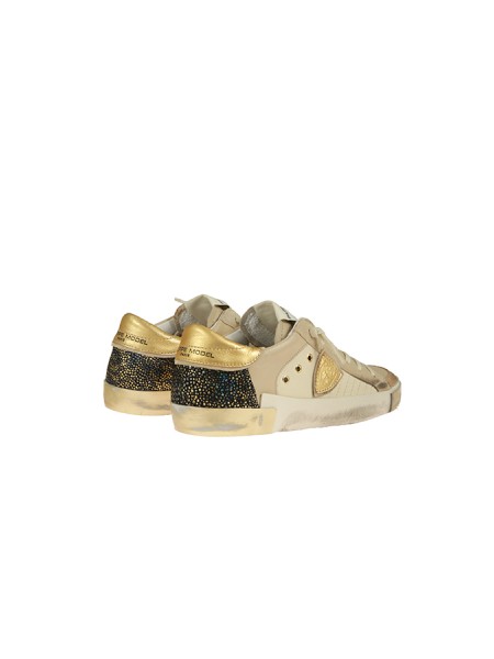 Calzature sneaker realizzata in pelle con dettagli in suede scudo oro suola in gomma plantare rimovibile