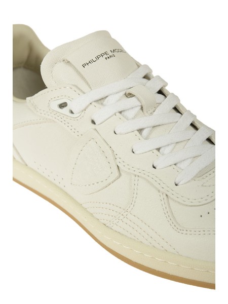 Bianco sneaker in pelle con dettaglio posteriore in tessuto e cuciture a vista.soletta interna imbottita estraibile,fodera tr